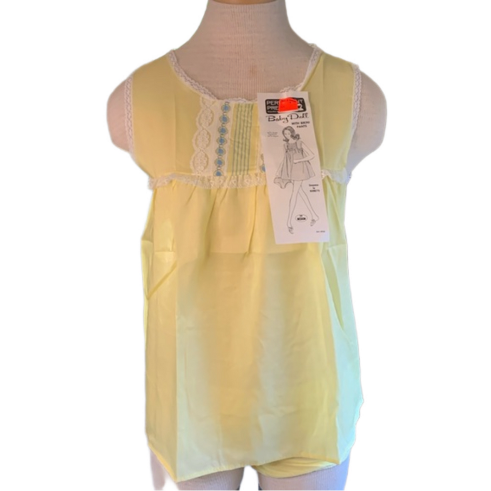 Vintage dead stock baby doll with panties size medium yellow set